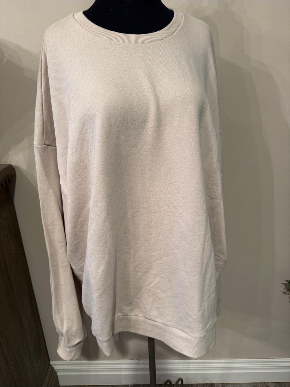 ALO Yoga Relaxed Crewneck Sweatshirt in Pale Beige Size large